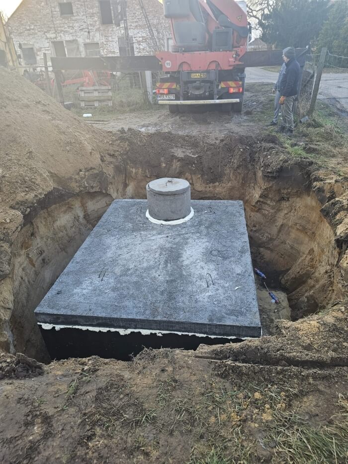 Montáž tesnej betónovej žumpy pomocou žeriavu HDS. Realizácia pre klienta z Bojnice